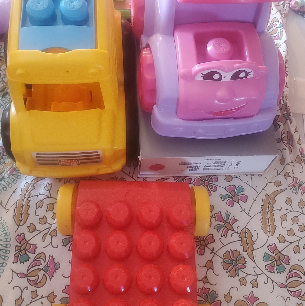 A HUGE TOTE BAG FULL MEGA BLOCKS AND ACCESSORIES